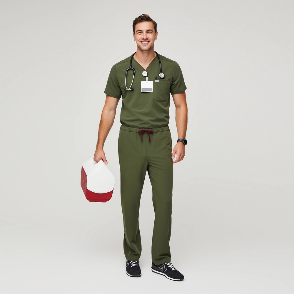 Mens dark olive medium figs scrub set. Worn 2-3 times and washed.